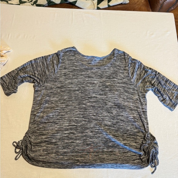 Catherines Women Size 2X or 22/24W Gray and Red Heart Print Top - Picture 3 of 3